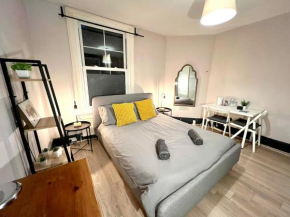 Sleeps 7 The Red Full House Retreat